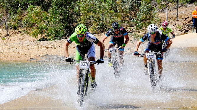 Un grupo de ciclistas cruza uno de los ríos del recorrido durante la edición de la temporada pasada.