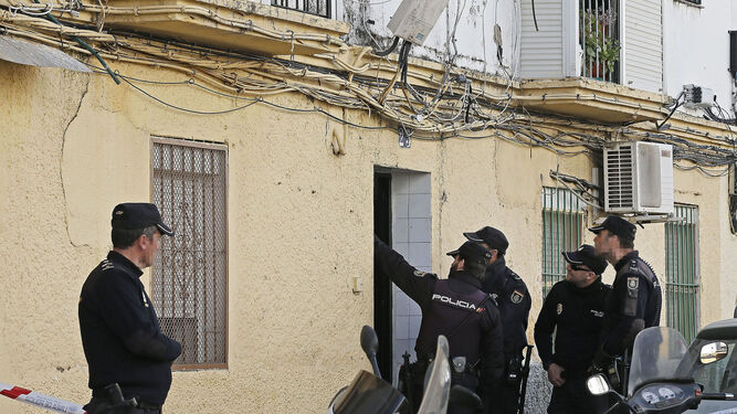 Policías nacionales en la calle Perdiz, donde se cometió el último homicidio en Sevilla.