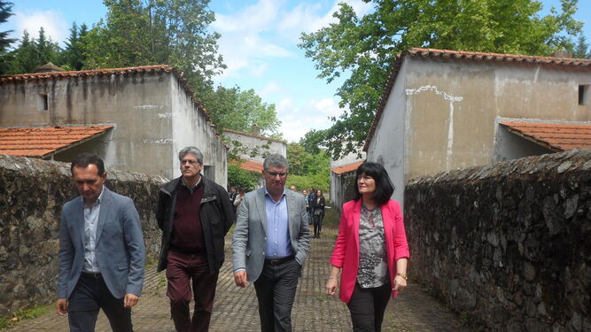 El alcalde de Fuenteheridos con los delegados territoriales y el portavoz de IU recorren la villa turística.