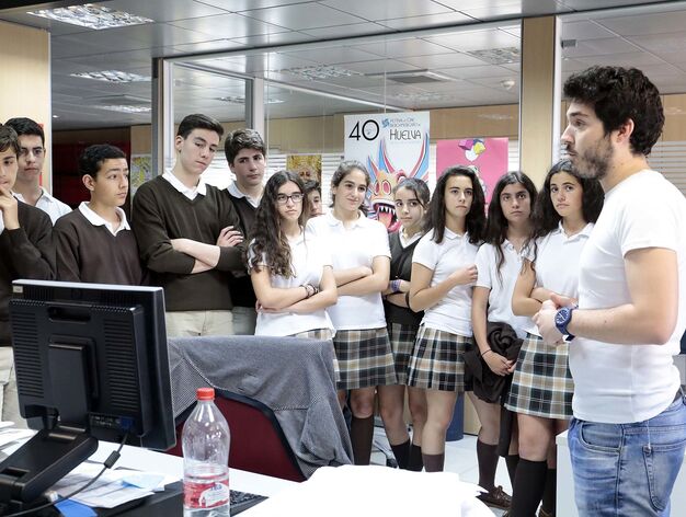 Visita a la redacci&oacute;n de los alumnos del Colegio Santa Teresa de Jes&uacute;s de Huelva