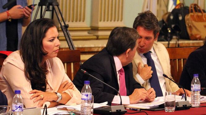 María Martín, Enrique Figueroa y Ruperto Gallardo, en uno de los últimos plenos municipales.