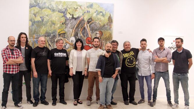 Algunos de los autores que participan en la exposición 'Conflicto', en la inauguración de ayer con Carmen Solana.