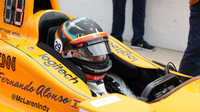 Fernando Alonso, en su coche.