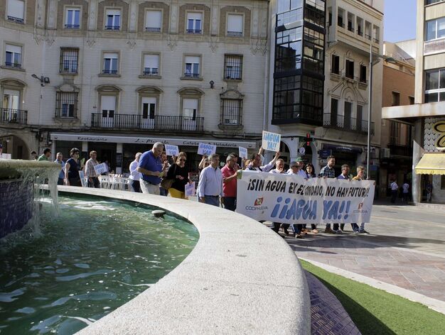 Concentraci&oacute;n de agricultores en la Plaza de las Monjas para reclamar agua de riego