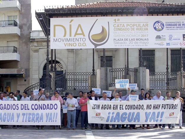 Concentraci&oacute;n de agricultores en la Plaza de las Monjas para reclamar agua de riego