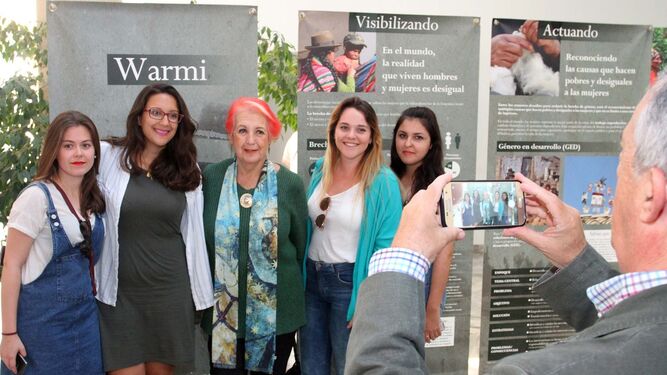 Rosa María Calaf, en el centro de la imagen, posa junto a algunas jóvenes que acudieron a la inauguración de la exposición.