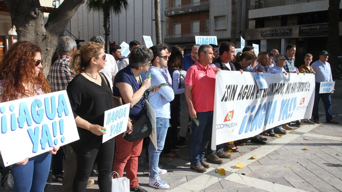 Miembros de la Plataforma de los regadíos se concentraron ayer en la Plaza de las Monjas.