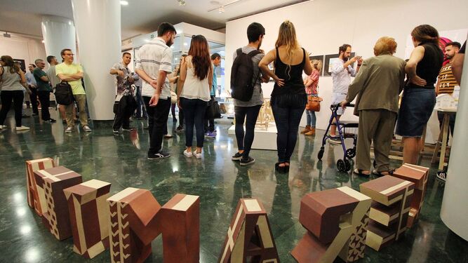 Numerosos visitantes en la exposición de la Escuela de Arte León Ortega en la Sala de Exposiciones de la Fundación Caja Rural del Sur. Fotografía, cerámica, diseño de interiores o talla escultórica en madera, son entre otras, las especialidades artísticas expuestas.
