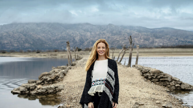 Paula Vázquez en el paraje de la Patagonia donde se desarrolla 'El Puente'.