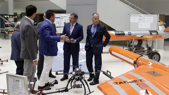 El director del máster, Juan Manuel Andújar, explica al rector en funciones, Francisco Ruiz, y al coronel del Ejército del Aire, Ignacio Vara, características del dron.