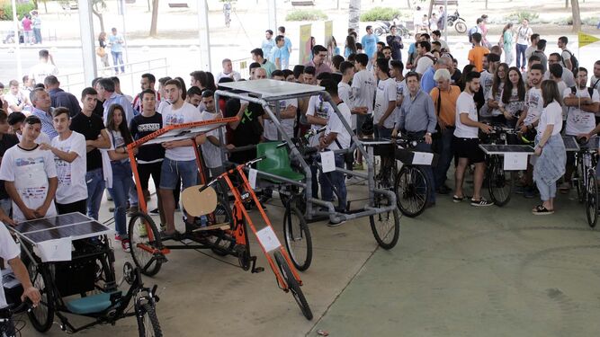 Expectación entre las diferentes creaciones de bicicletas eléctricas que han llevado a cabo alumnos de Educación Secundaria, Bachillerato y FP. Previamente a la salida de las carreras se realizaron las últimas reparaciones a los vehículos ante un jurado.