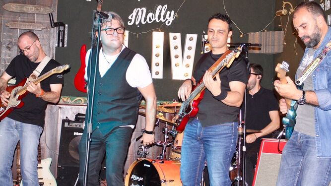 Dos momentos de la actuación de la banda onubense en The Molly Live Bar de Huelva.