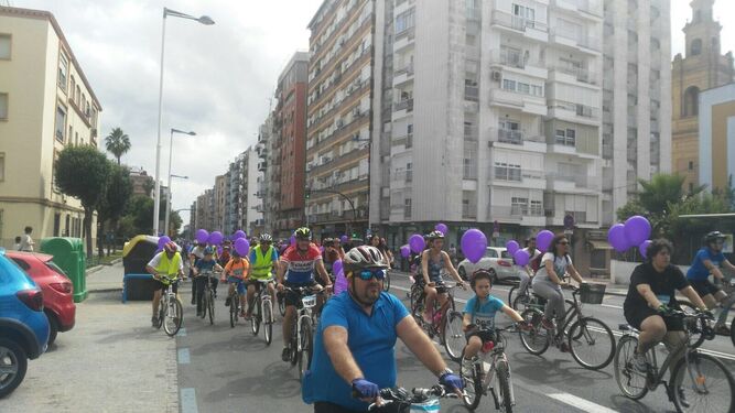 Cientos de personas pedalean por la igualdad