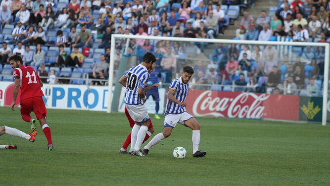 José Alonso intercepta un balón en el encuentro contra el San Fernando de la última jornada del campeonato.