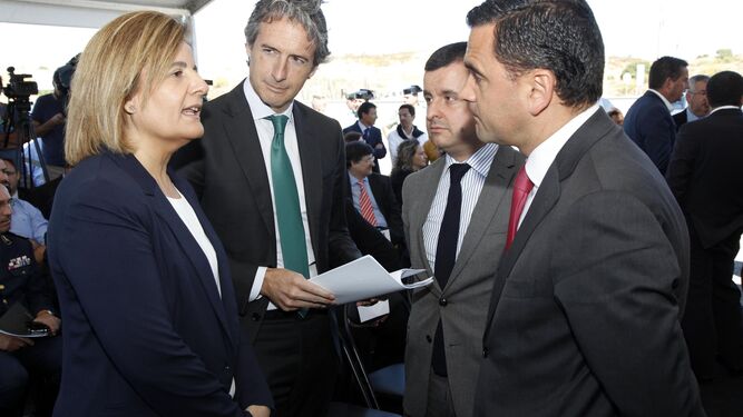 Fátima Báñez conversa con los ministros de Infraestructuras español y luso.