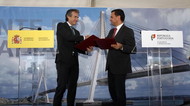 El ministro de Fomento español, Íñigo de la Serna, y el de Planeamiento e Infraestructuras luso, Pedro Marques, durante la presentación de las obras.