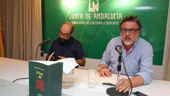 Javier Sánchez Menéndez, acompañado por Enrique Zumalabe, ayer, en la Biblioteca Provincial.