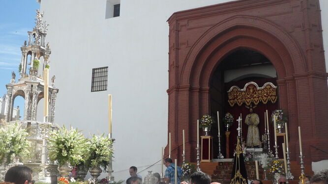 La Custodia ante uno de los altares que se instalaron a lo largo del recorrido procesional.