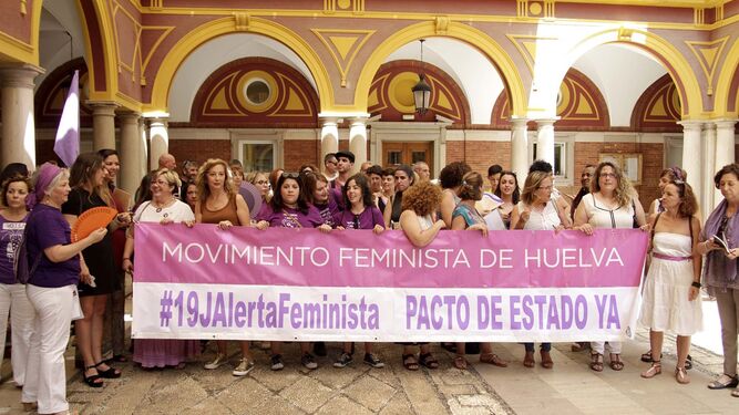 Concentración del movimiento feminista en el Consistorio.
