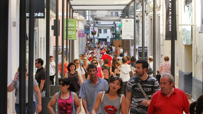 Una de las principales calles comerciales de la capital registraba en la tarde de ayer gran trasiego de personas.