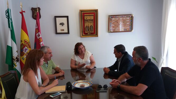 El delegado de Educación, durante un encuentro con la alcaldesa de Niebla.
