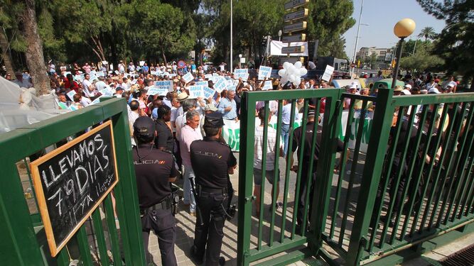 Los manifestantes en las puertas de la Delegación del Gobierno de la Junta.