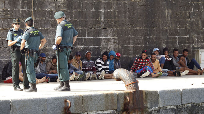 Agentes de la Guardia Civil custodian a inmigrantes, ayer en Tarifa.