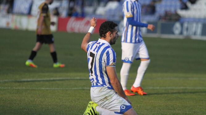 Antonio Núñez agradece de rodillas y desde el suelo un pase de uno de sus compañeros en el encuentro de la segunda vuelta contra el Atlético Sanluqueño disputado en el Nuevo Colombino.