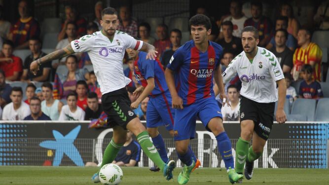 Borja Granero intenta frenar la internada de un jugador del Barcelona B.
