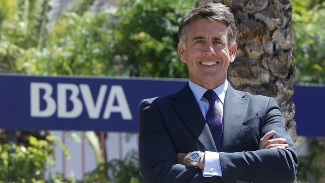 Luis Megías, presidente de BBVA Asset Management, ante la sede del banco en Sevilla.