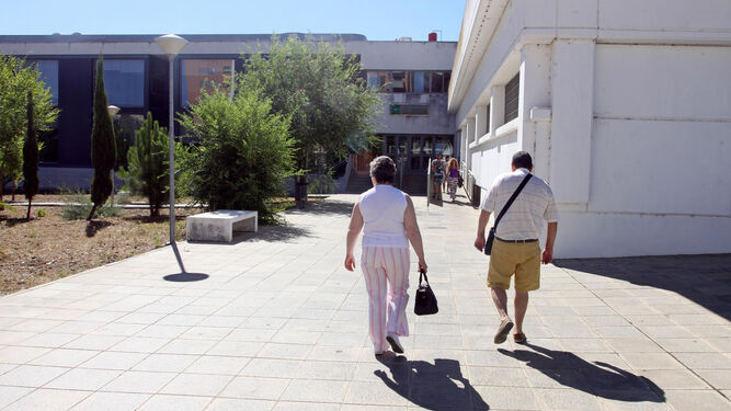 Dos usuarios se encaminan hacia el centro de salud del Torrejón.