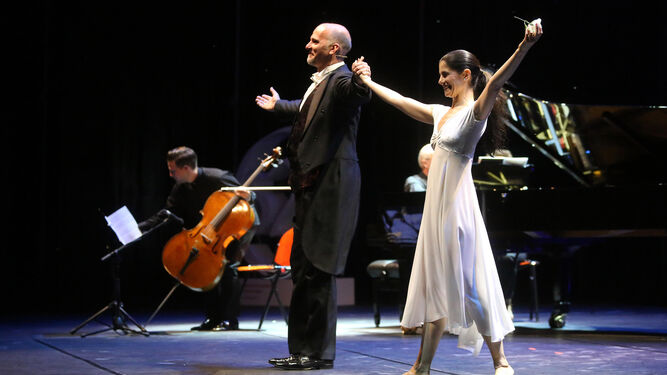 Juan Jesús Rodríguez junto a Ana Pérez Navarrete con el violonchelista Gabriel Ureña al fondo.