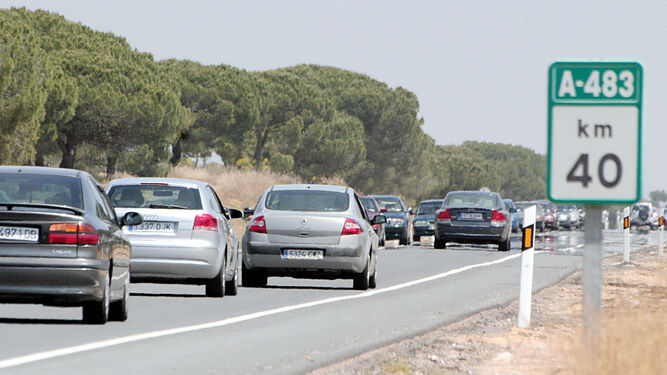 Colas de vehículos en la carretera que une Matalascañas y Almonte.