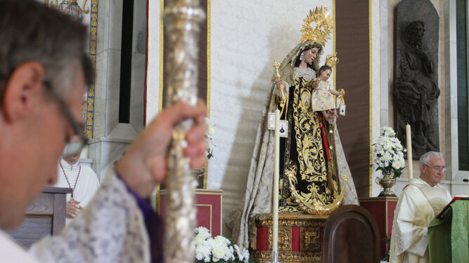 Un momento de la misa celebrada en la parroquia del Carmen en la que se bendijo la nueva imagen.