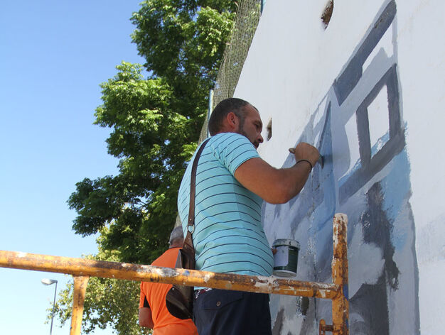 Aramburu y artistas pintan un mural en la Plaza Houston