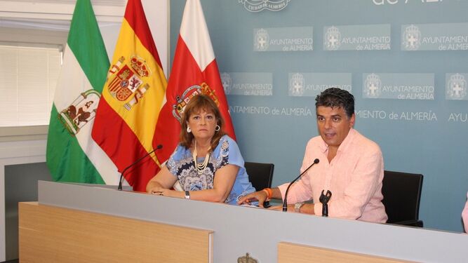 Mabel Hernández , a la izquierda, junto a Miguel Cazorla, portavoz de Cs en el Ayuntamiento.