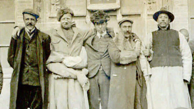José Neto y Manuel Giadán con los trajes típicos.