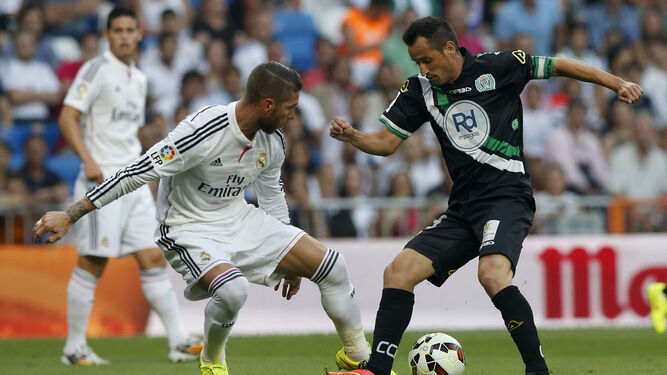 López Silva intenta driblar a Sergio Ramos durante un encuentro en el Santiago Bernabéu.