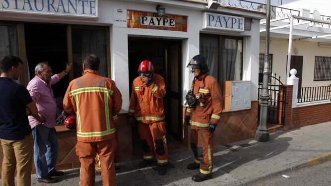 Los bomberos tras la intervención en el restaurante.