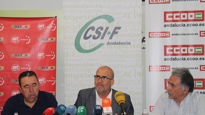 Antonio Tirado, José Luis Heredia y Agustín de la Cruz, ayer tras su reunión en la sede de CSIF Andalucía.