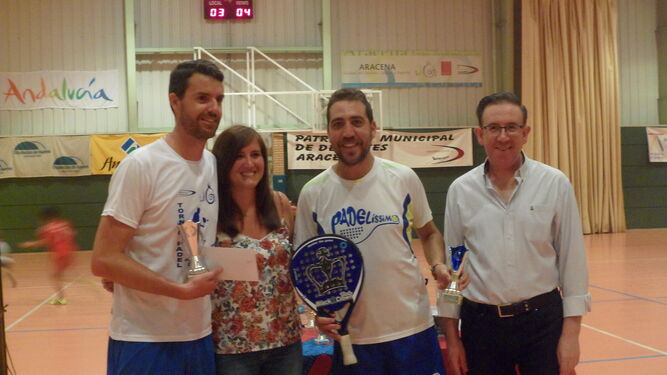Los ganadores del Torneo Ciudad de Aracena posan tras su victoria, con el alcalde a la derecha.