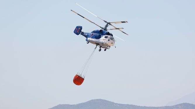 Un helicóptero trabaja en la zona.