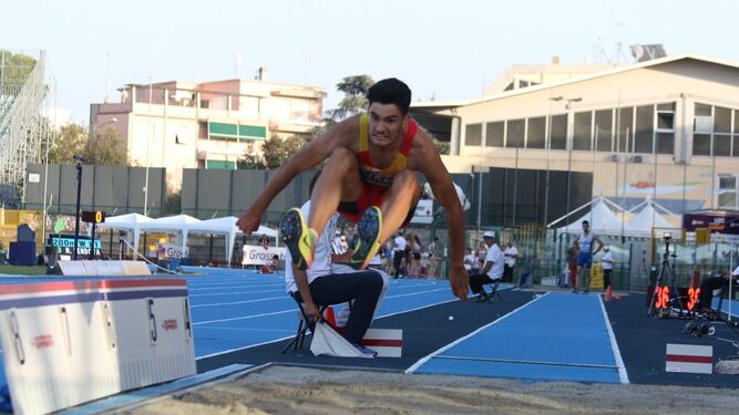 Héctor Santos 'voló' en el Europeo júnior de Italia hasta los 7,96 metros, su nueva plusmarca personal.