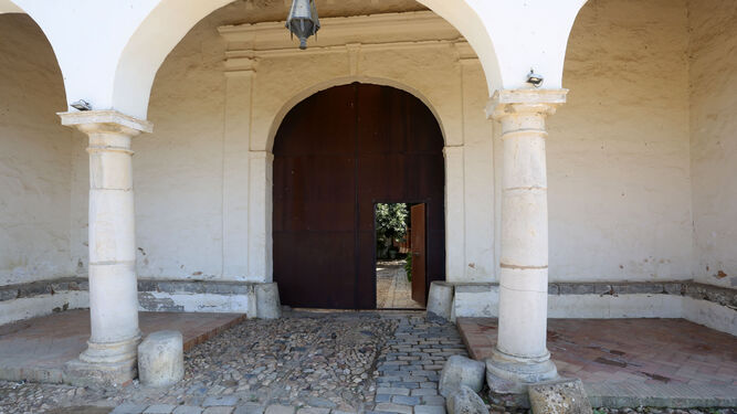 Una de las entradas al antiguo monasterio jerónimo que se encuentra en venta.