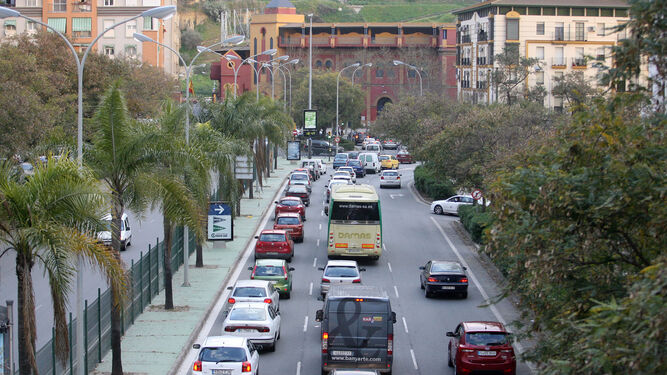 Intensa afluencia de vehículos en el acceso a la capital onubense por el puente del Odiel.