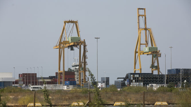 Labores de descarga de uno de los buques portacontenedores en el Muelle Sur del Puerto de Huelva.