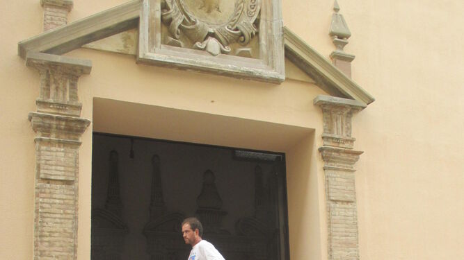 Unos operarios acceden al interior de la iglesia conventual