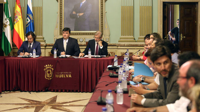 Pleno extraordinario acerca del Recreativo de Huelva celebrado en el Ayuntamiento de Huelva.
