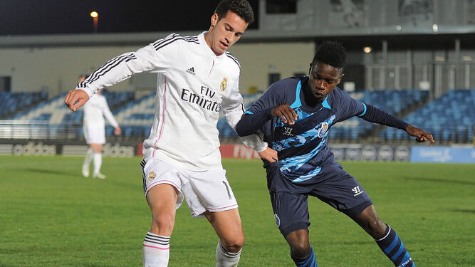 José Carlos Lazo protege el balón ante un jugador del Oporto en un encuentro de la Youth League en Valdebebas.