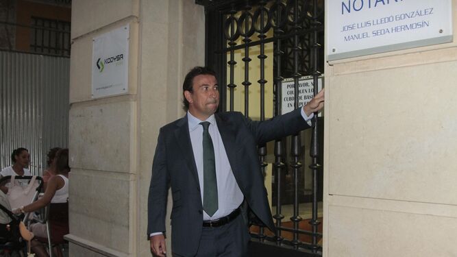 José Miguel López Catalán, en la puerta de entrada de la notaría el pasado jueves.